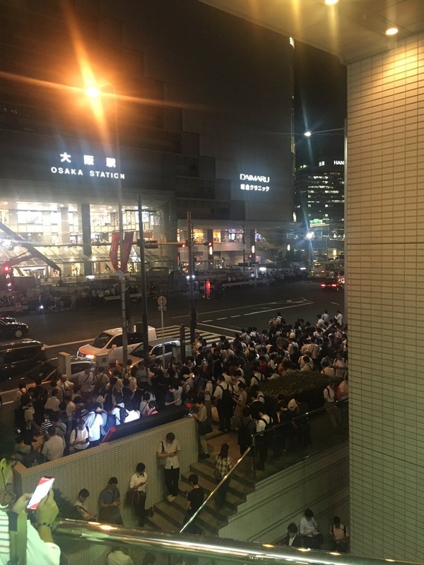 【悲報】「ドラクエウォーク」が大人気すぎて大阪駅前に警察が出動？のサムネイル画像