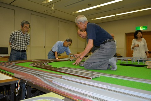 5 市民学芸員もレイアウトの組み立て