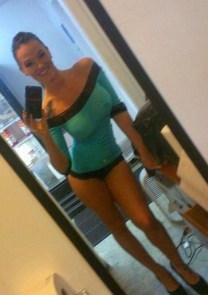 sexy_selfies_are_womens_gifts_to_men_640_21