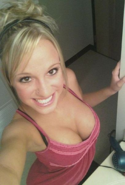 sexy_selfies_are_womens_gifts_to_men_640_35