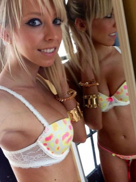 sexy_selfies_are_womens_gifts_to_men_640_45