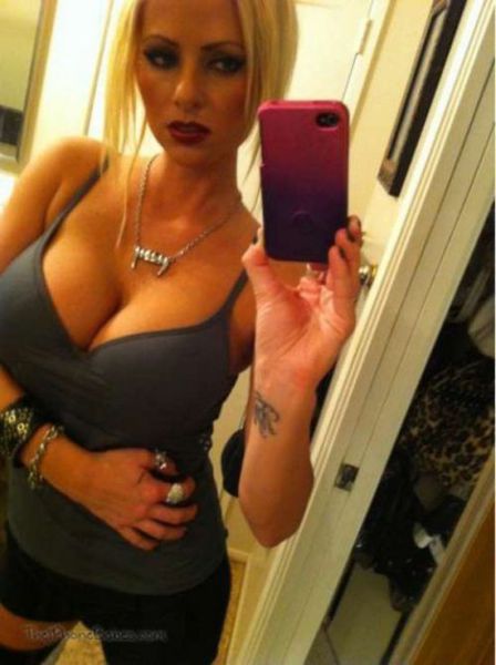 sexy_selfies_are_womens_gifts_to_men_640_20