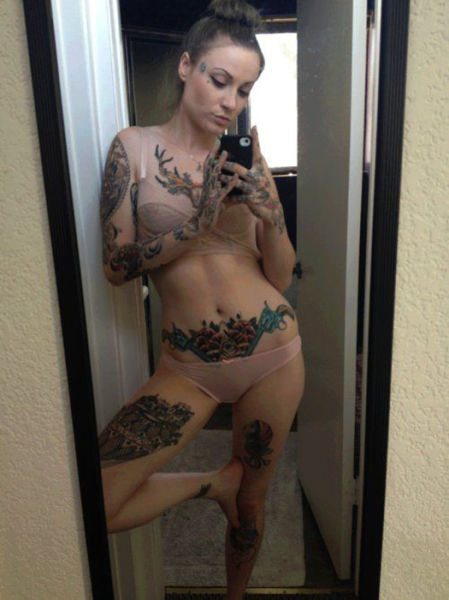 hot_and_hardcore_tattooed_girls_640_07