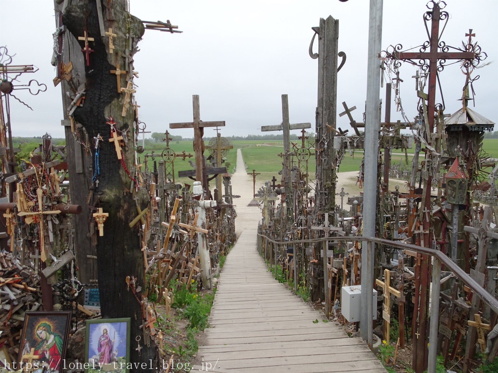 バルト三国旅行記25 リトアニア編 無限十字架の風景は圧巻 無形文化遺産の 十字架の丘 ロンリートラベル 海外個人旅行記
