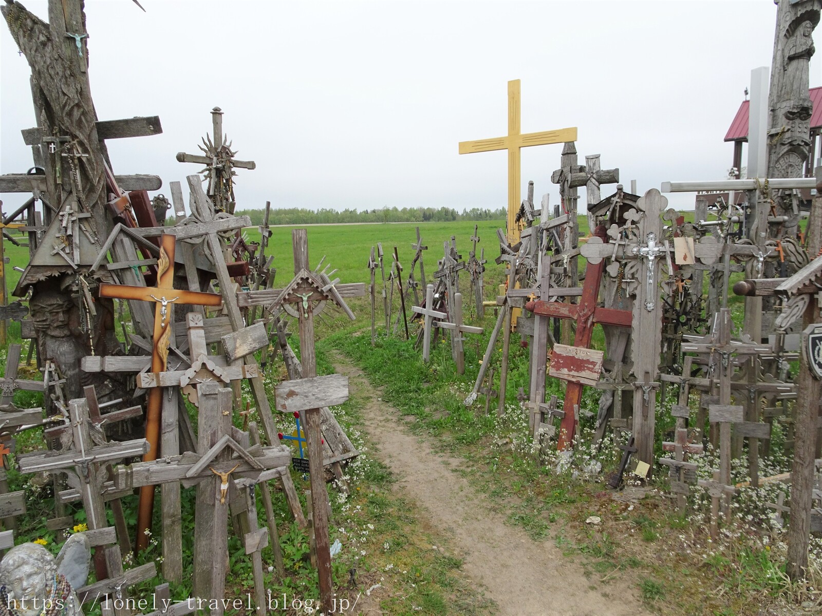 バルト三国旅行記25 リトアニア編 無限十字架の風景は圧巻 無形文化遺産の 十字架の丘 ロンリートラベル 海外個人旅行記
