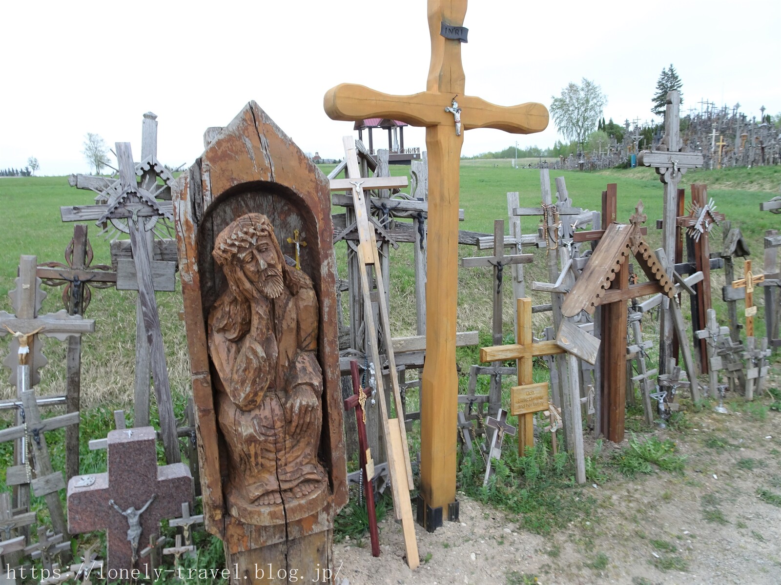 バルト三国旅行記25 リトアニア編 無限十字架の風景は圧巻 無形文化遺産の 十字架の丘 ロンリートラベル 海外個人旅行記