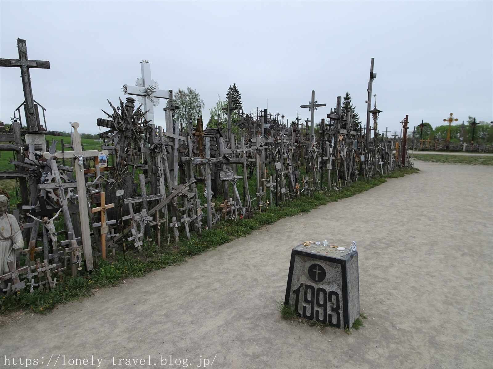バルト三国旅行記25 リトアニア編 無限十字架の風景は圧巻 無形文化遺産の 十字架の丘 ロンリートラベル 海外個人旅行記