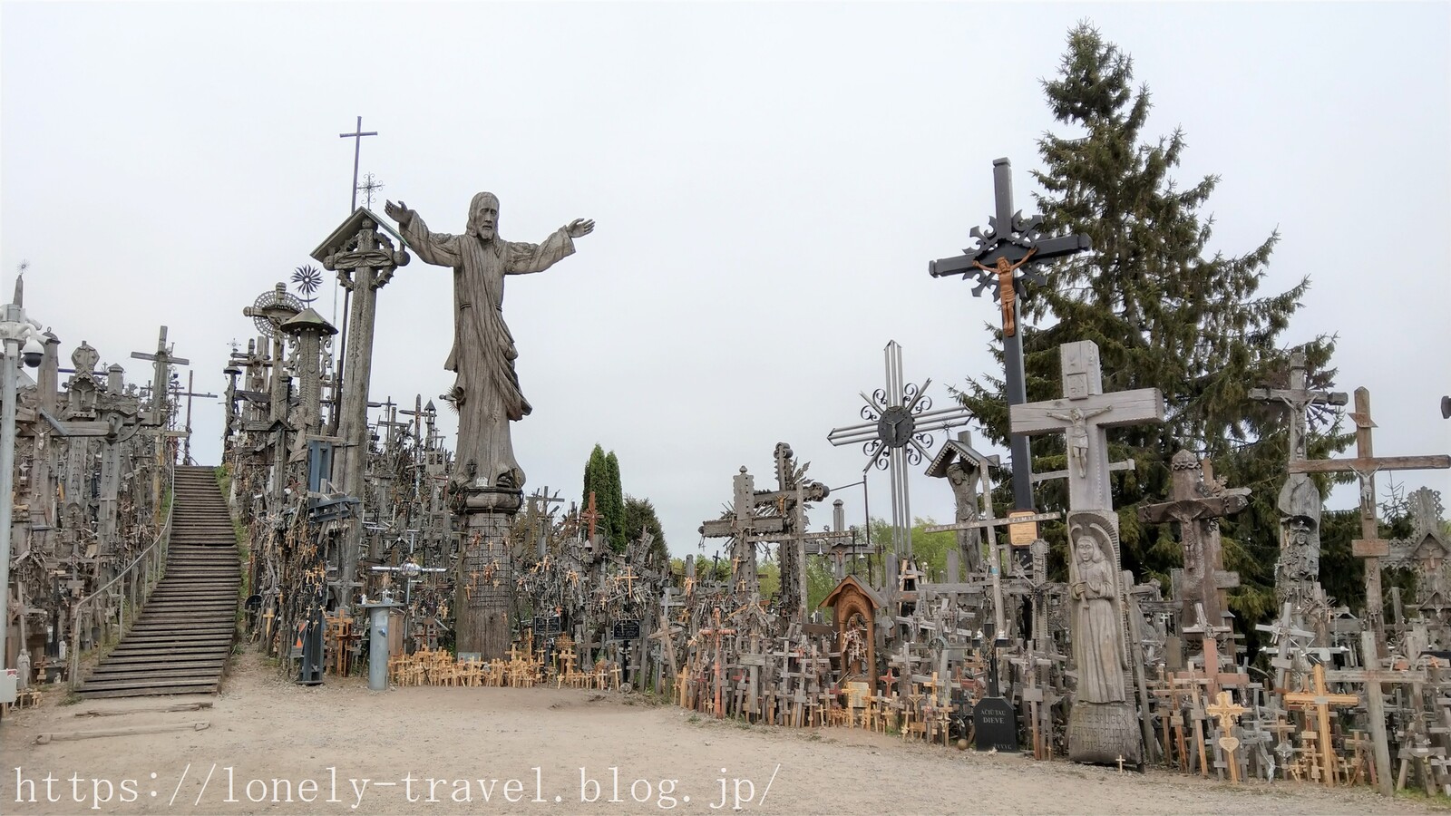 バルト三国旅行記25 リトアニア編 無限十字架の風景は圧巻 無形文化遺産の 十字架の丘 ロンリートラベル 海外個人旅行記
