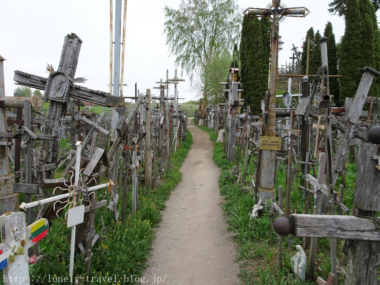 バルト三国旅行記25 リトアニア編 無限十字架の風景は圧巻 無形文化遺産の 十字架の丘 ロンリートラベル 海外個人旅行記