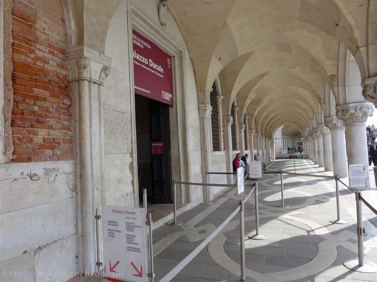 イタリア ヴェネツィア旅行記15 豪華なドゥカーレ宮殿から溜息橋を渡って悲惨な牢獄に入る ロンリートラベル 海外個人旅行記