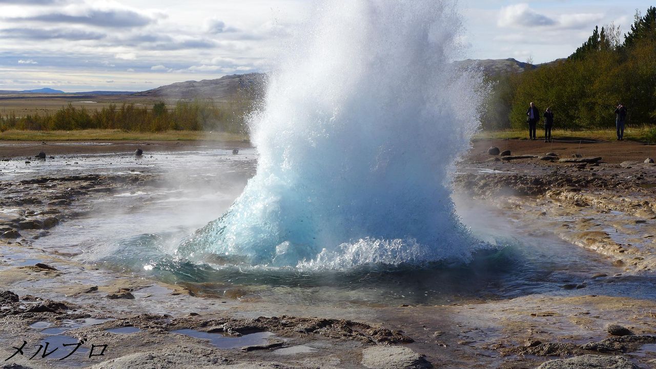 アイスランド旅行記8 空まで届きそう 噴出しまくるストロックル間欠泉 ロンリートラベル 海外個人旅行記