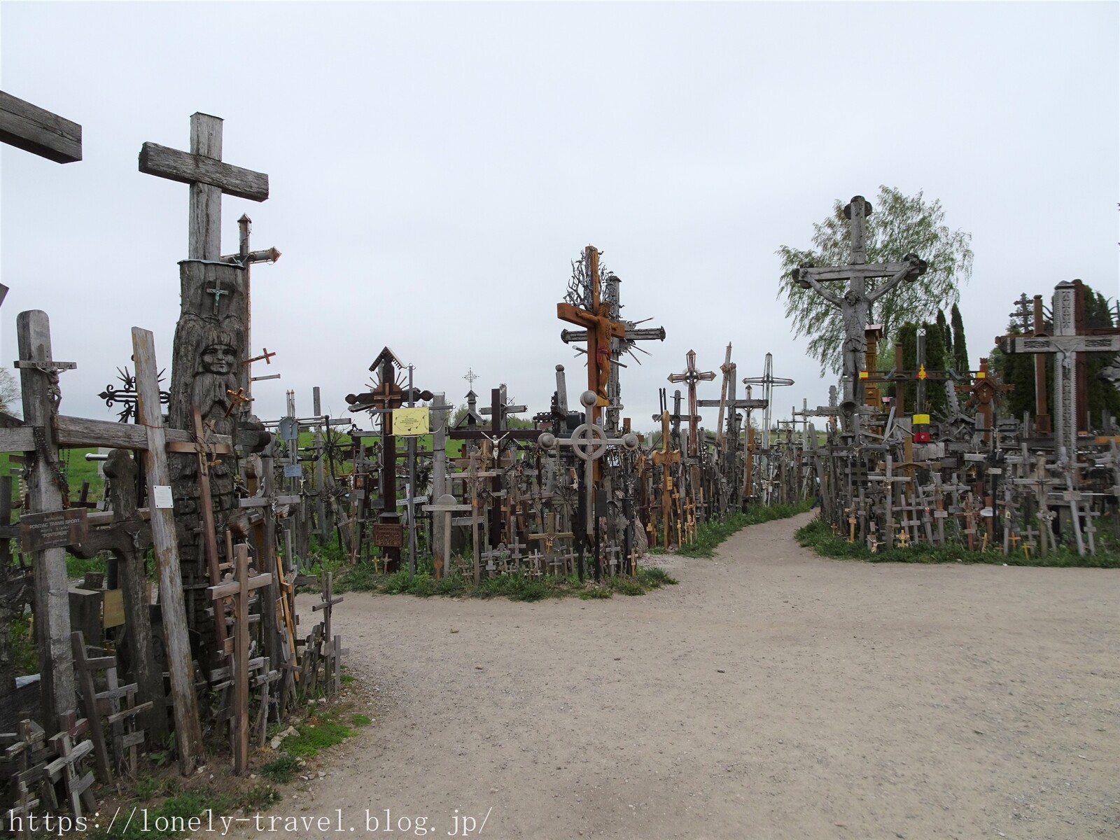 バルト三国旅行記25 リトアニア編 無限十字架の風景は圧巻 無形文化遺産の 十字架の丘 ロンリートラベル 海外個人旅行記
