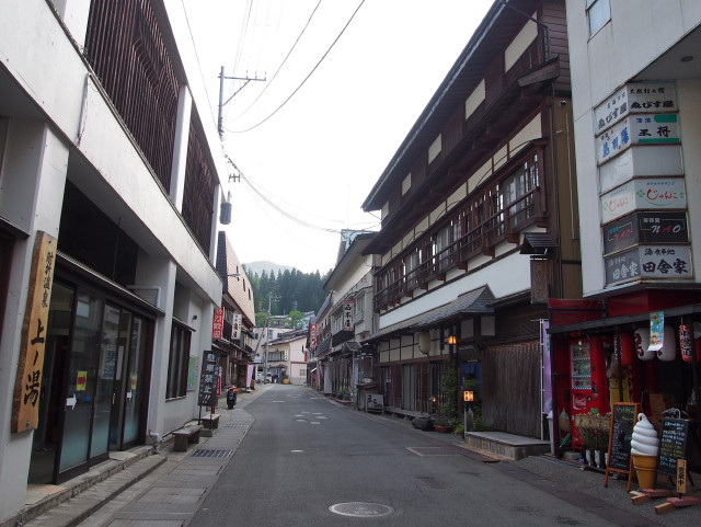 肘折温泉街
