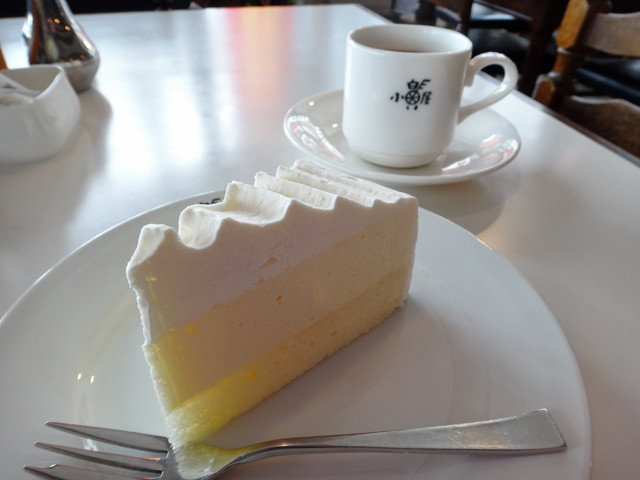 白い小屋 ケーキ