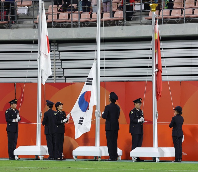 【悲報】アジア大会、サッカー決勝で優勝した韓国旗が上がらない信じられないミスｗｗｗｗｗｗｗ