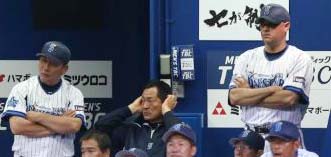 ベンチで厳しい表情