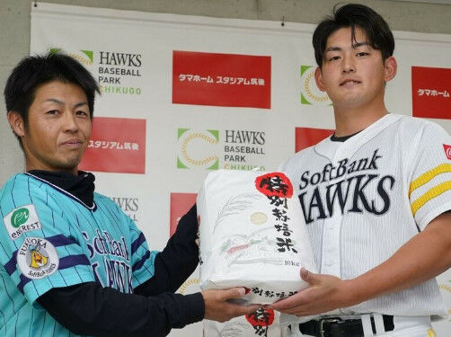 ソフトバンク選手寮に200kgの米が贈呈される