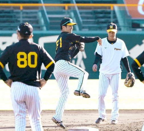 【阪神】中野「二塁、遊撃どっちも守れれば」岡田監督「やっぱり器用やな、おーん」