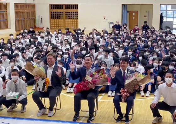 【謎】西武・山川の母校でのトークショーに巨人・原監督がサプライズ登場