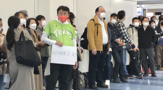 【悲報】ヤクルトファンのおっさん、羽田空港で小室圭に向けて「絶対大丈夫」