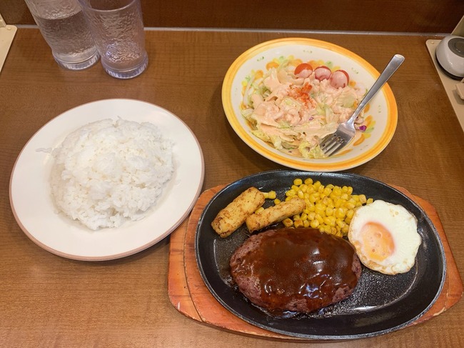  【画像】X民「サイゼリヤってこんだけ頼んで950円ってすごくね？」