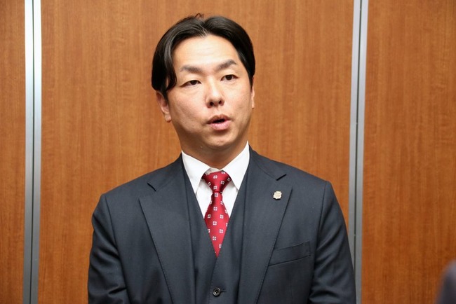 【悲報】サッカーJリーグ北海道コンサドーレ札幌、14億の営業損失(8年連続)　なおスポンサーの石屋製菓が12.5億補填