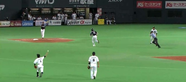 荻野が敵コーチへ送球