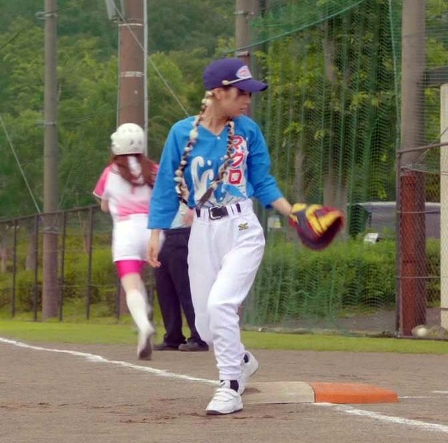 ダブルベース一塁手走者駆け抜け女