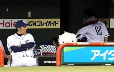 西武・中村、左肩違和感で交代