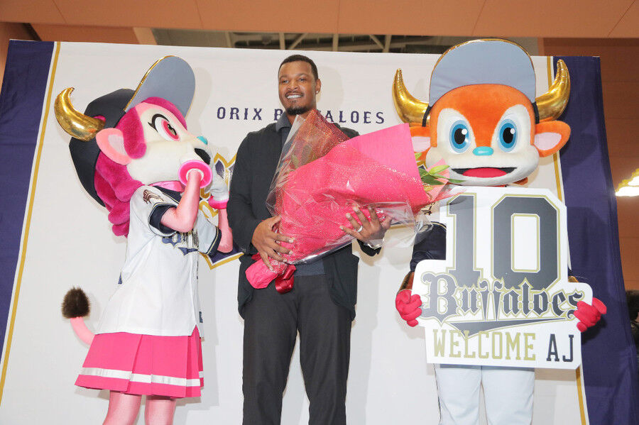 オリックス新外国人アダム・ジョーンズ来日 ファン200人に囲まれ空港騒然