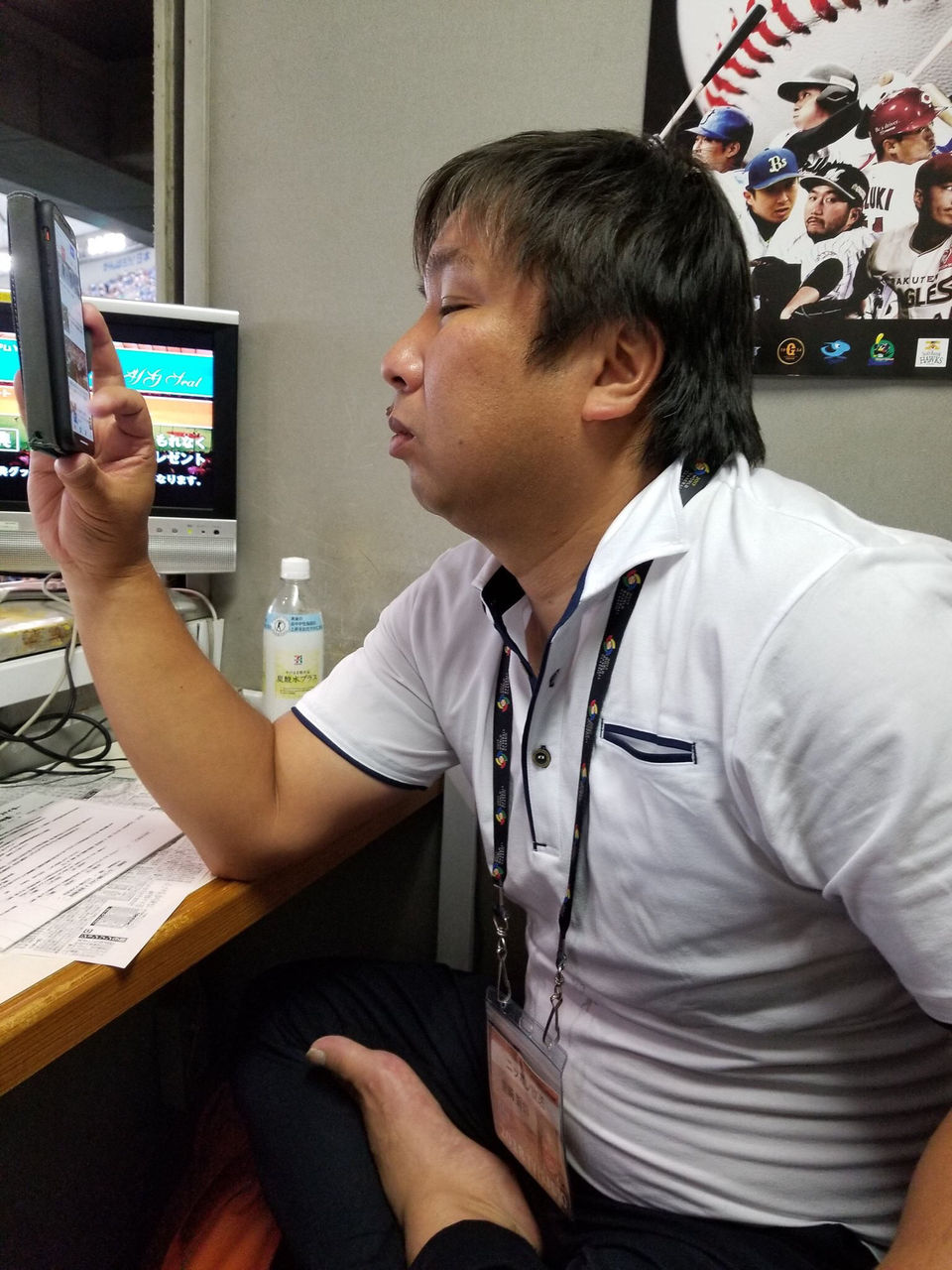 なんJ PRIDE 里崎智也さんのスマホの持ち方がカッコよすぎるとワイの中で話題に