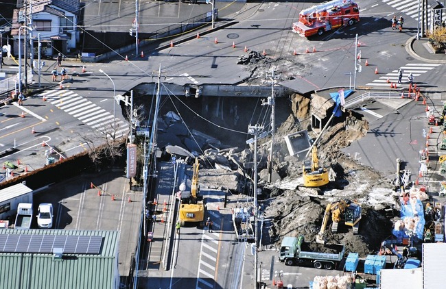 埼玉の穴に落ちたトラック運転手の遺族、県に損害賠償1億円超を求めて提訴