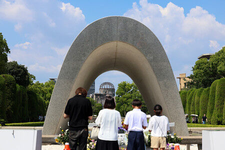  6日広島・9日長崎に落とされてるのに、よく15日まで待ったよな