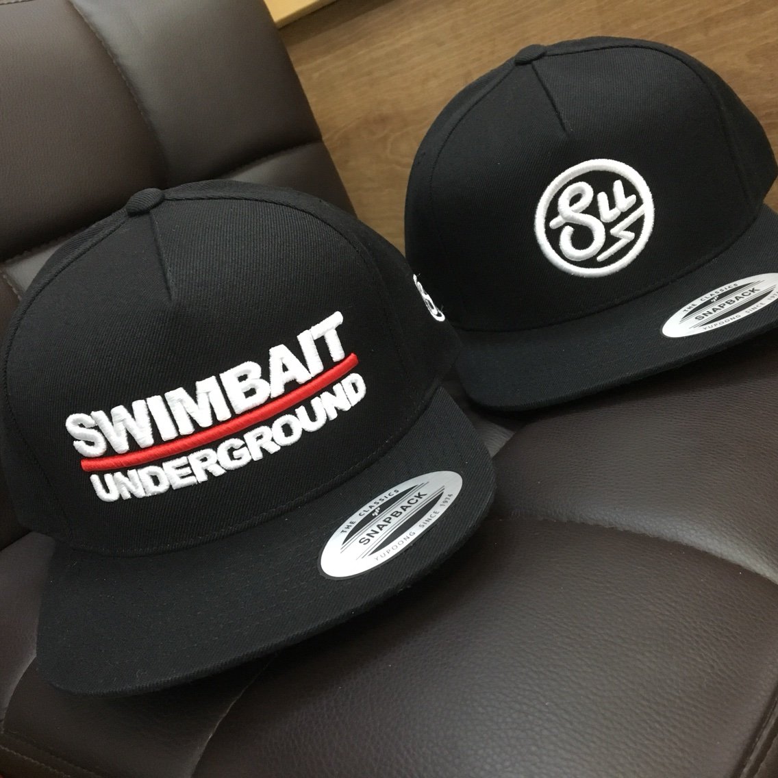スイムベイトアンダーグラウンドTシャツ キャップ - ウエア スイムベイトアンダーグラウンドTシャツ キャップ - ウエア