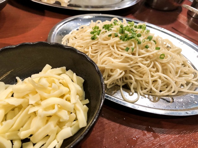 締めのラーメンとチーズ