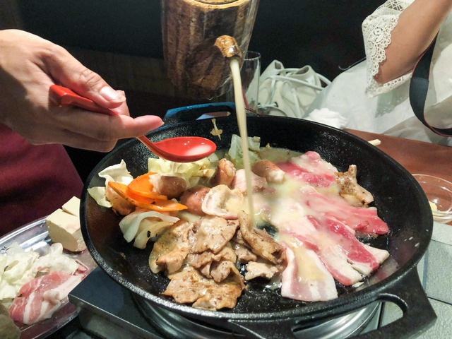 薬膳コラーゲン鍋を作っているようす