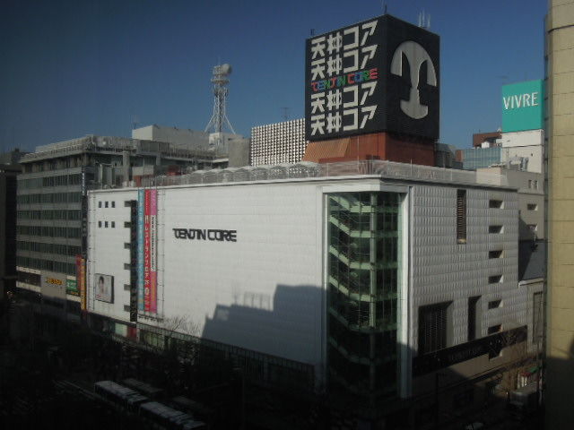 天神駅周辺 三越 大丸 ソラリアプラザ 岩田屋本館 岩田屋新館 Viioro バーニーズニューヨーク 天神コア パルコ 青い空とビルディング