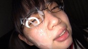 すっぴんメガネ女子に顔射
