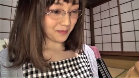 地味なメガネっ娘・鈴原エミリ