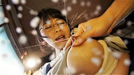 メガネ人妻・小林美沙の母乳