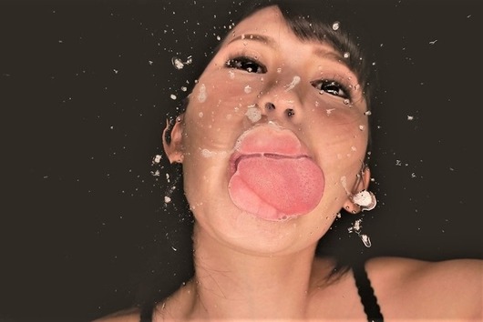 小谷みのりがアクリル板にブチュキス