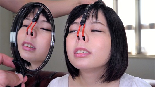 鼻フックで羞恥プレイ