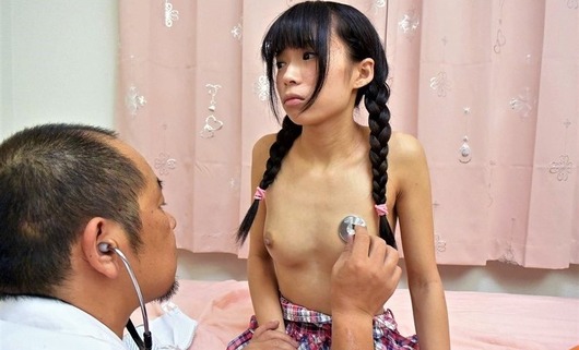 三つ編みおさげ髪の童顔少女