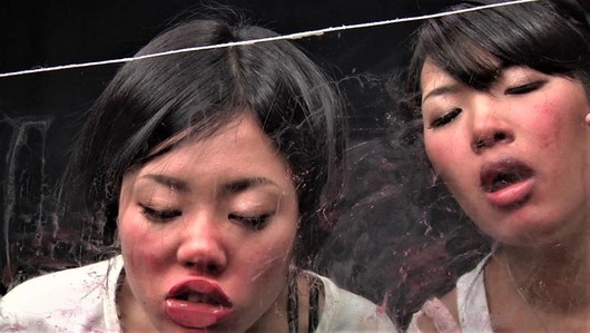 百田まゆかと琥珀うたがアクリル板でフェチプレイ