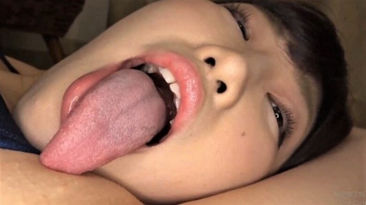 優月せらの長い舌