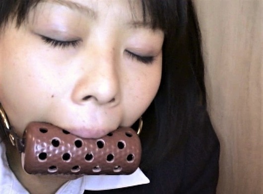 口枷をつけるOL