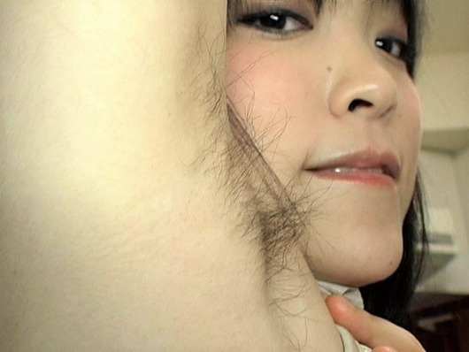 ワキ毛を見せる女
