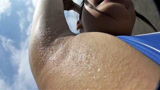 汗をかいた女のワキ