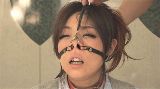 熟女に鼻フック