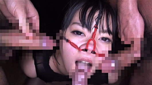 鼻フック女のフェラ
